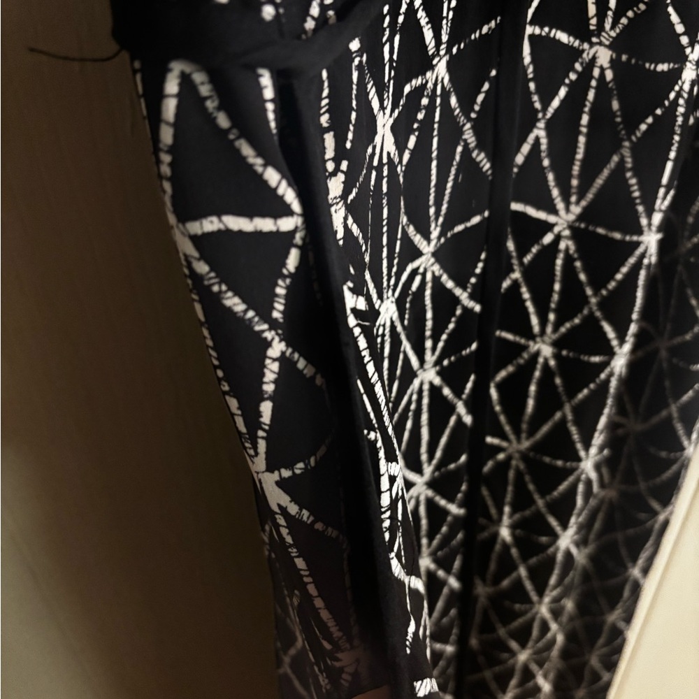 A.L.C. 0 - 2 silk geo maxi dress cutout back, two front pockets black and white - Picture 6 of 6